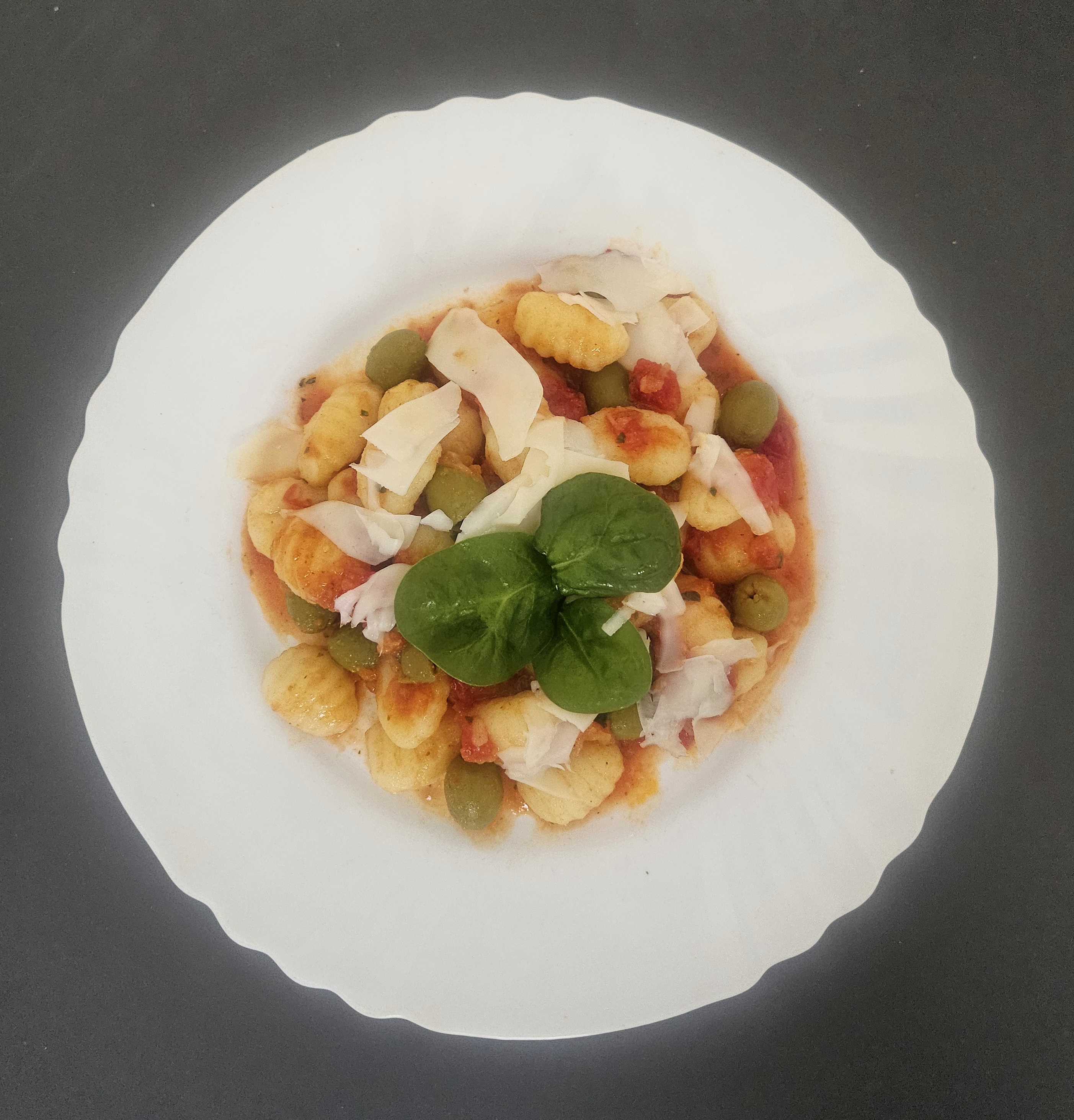 BRAMBOROVÉ GNOCCHI S RAJČATOVOU OMÁČKOU A OLIVAMI